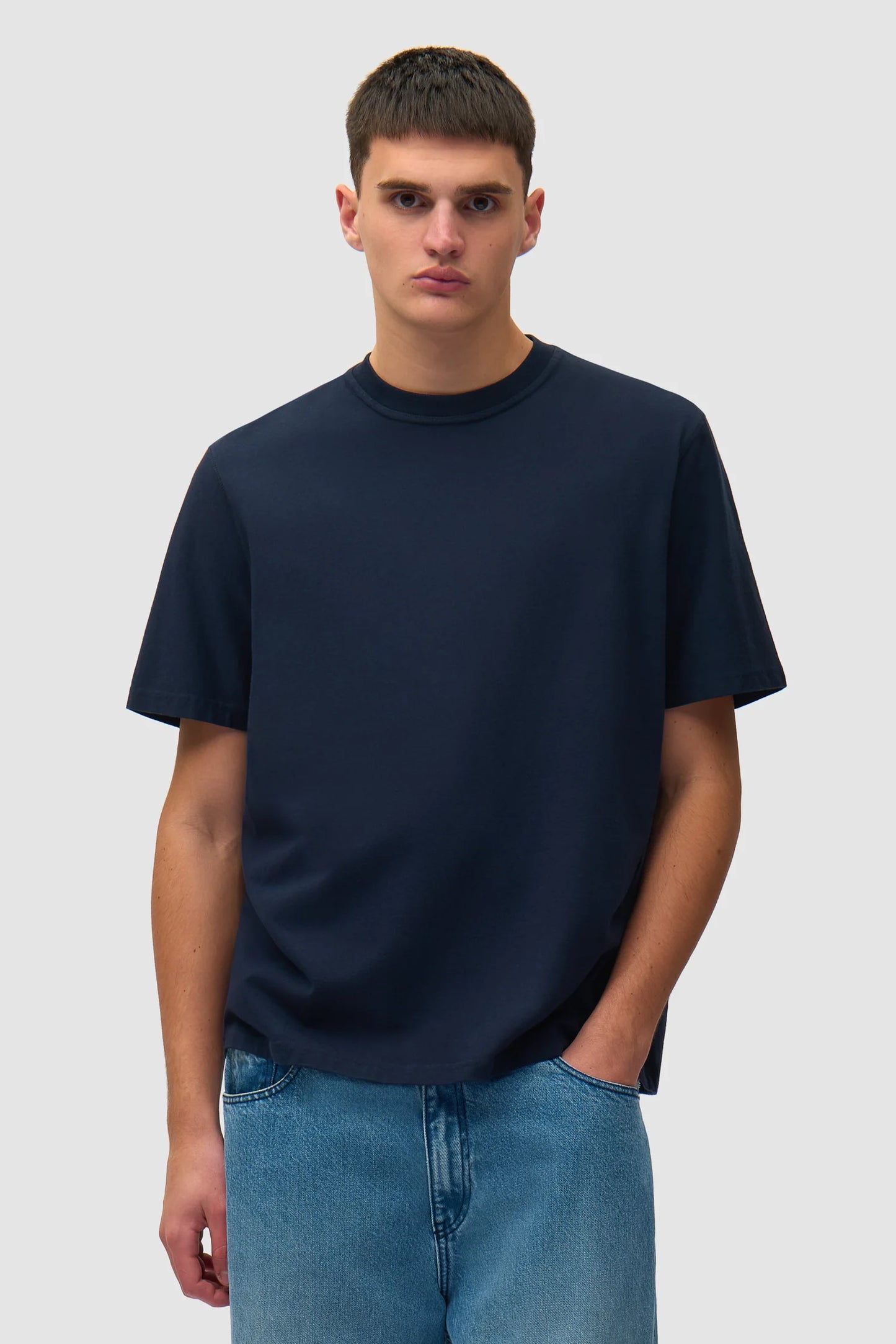 Arte Blue Back Print Tshirt Navy vue de face porté