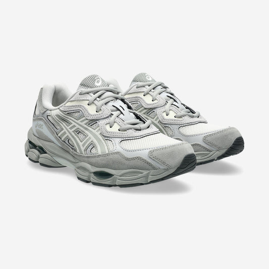 Paire d'Asics GEL-NYC Cream Light Sage vue de trois quarts avant, bandes Asics sauge pâle