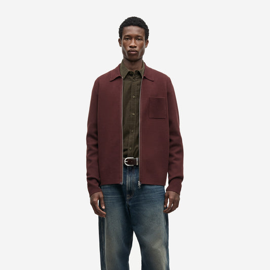 Guna X zip Bitter Chocolate porté de face, ouvert sur une chemise kaki et un jean, maille viscose Samsøe Samsøe