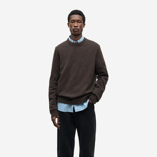 Isak Knit Sweater Delicioso porté de face sur une chemise rayée bleu ciel, pull en laine mérinos Samsøe Samsøe
