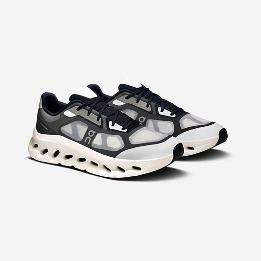 On Running Cloudtilt Remix Black / Ivory, vue de profil