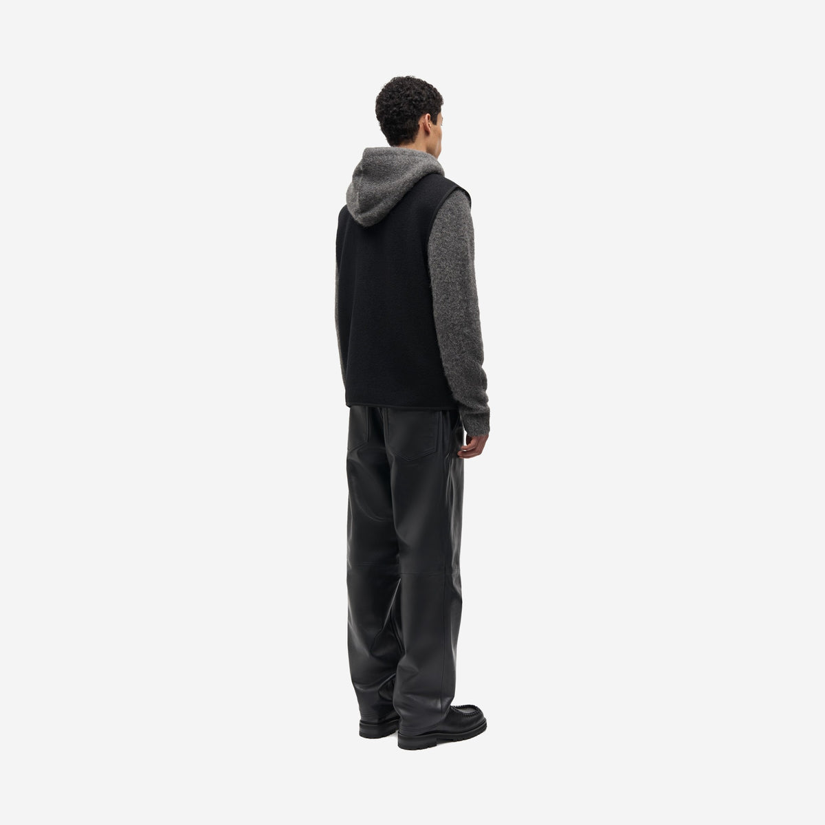 Sahannes vest Black porté de dos, vue de trois quarts, emmanchures gansées, laine feutrée Samsøe Samsøe