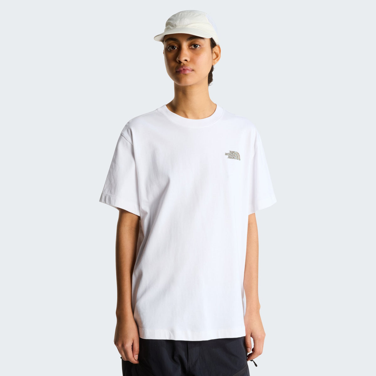 The North Face T-shirt Stone Logo Blanc, porté de face, version femme, chez For The Week Ajaccio