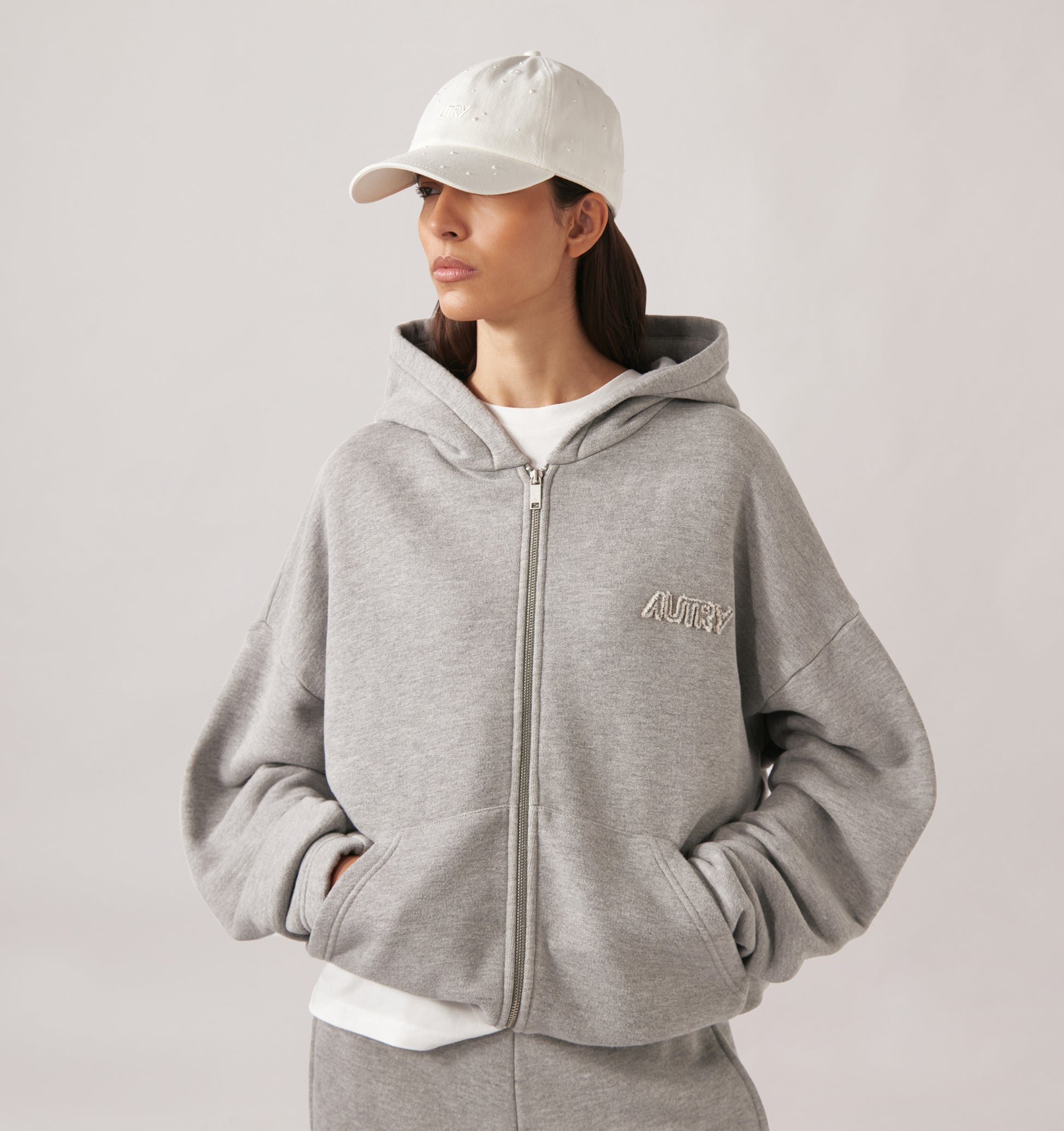 Autry Sweatshirt Zip 032D porté de face fermée