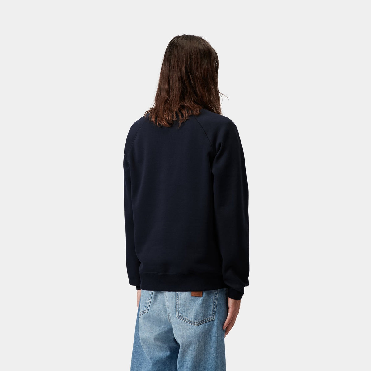 Carhartt WIP Chase Sweatshirt Dark Navy/Gold, porté, vue de dos