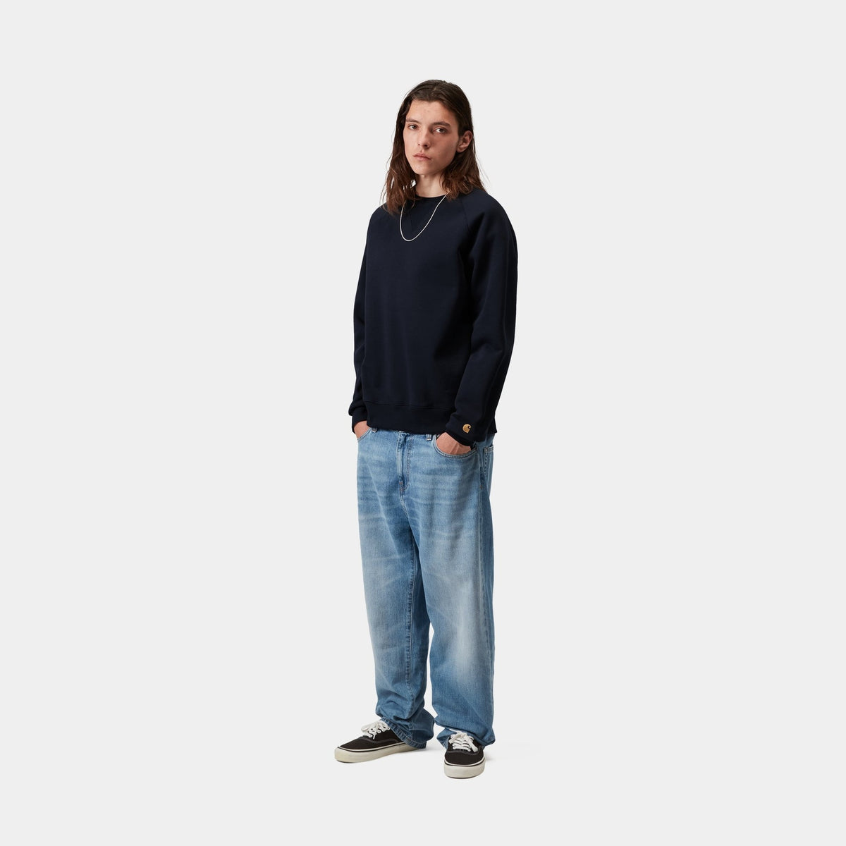 Carhartt WIP Chase Sweatshirt Dark Navy/Gold, porté