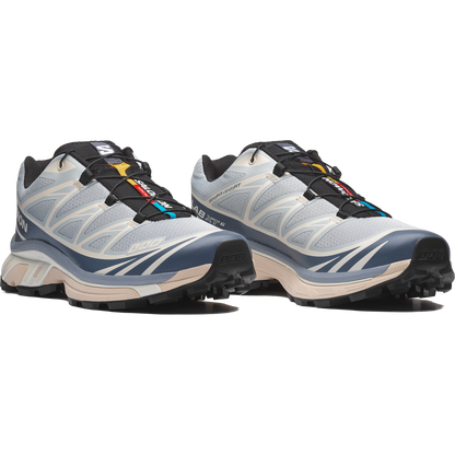 Salomon XT6 Pearl Blue Grisaille vue de biais .
