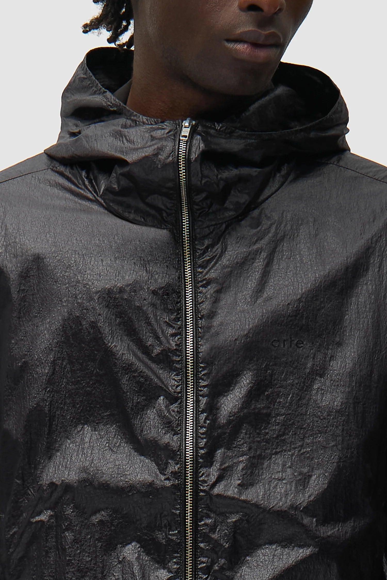 Arte Shiny Nylon Jacket vue de face porté détails