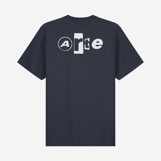 Arte Antwerp Back Collage Tshirt Navy, Arte Antwerp disponible chez For The Week à Ajaccio