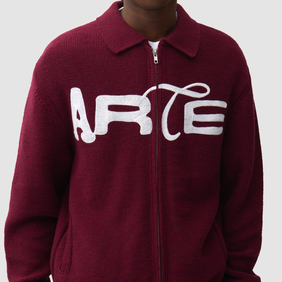 Arte Antwerp Stencil Zip Cardigan Bordeaux, porté, col chemise et zip