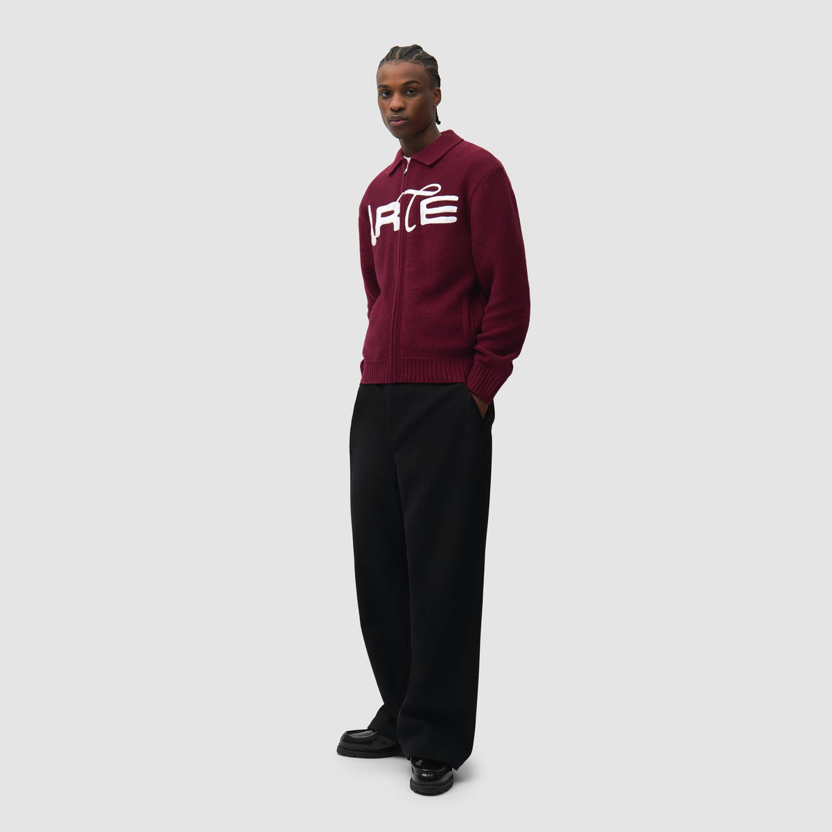 Arte Antwerp Stencil Zip Cardigan Bordeaux, silhouette complète de face