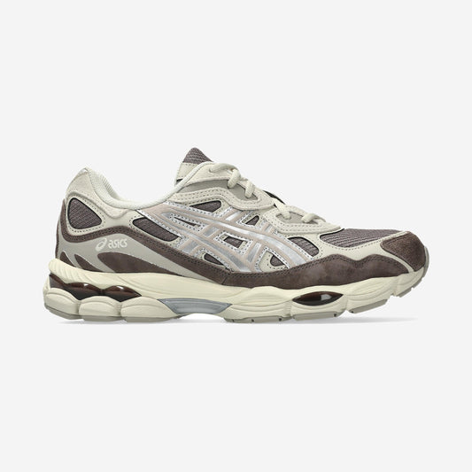 Asics GEL-NYC Cocoa Powder Pure Silver, sneaker GEL-NYC, disponible chez Size à Ajaccio