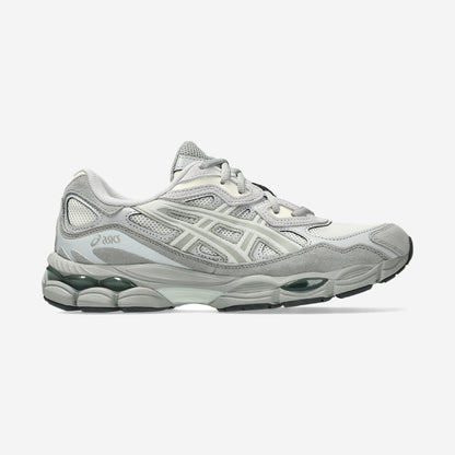 Asics GEL-NYC Cream Light Sage de profil, mesh crème et daim gris, à essayer chez Size à Ajaccio