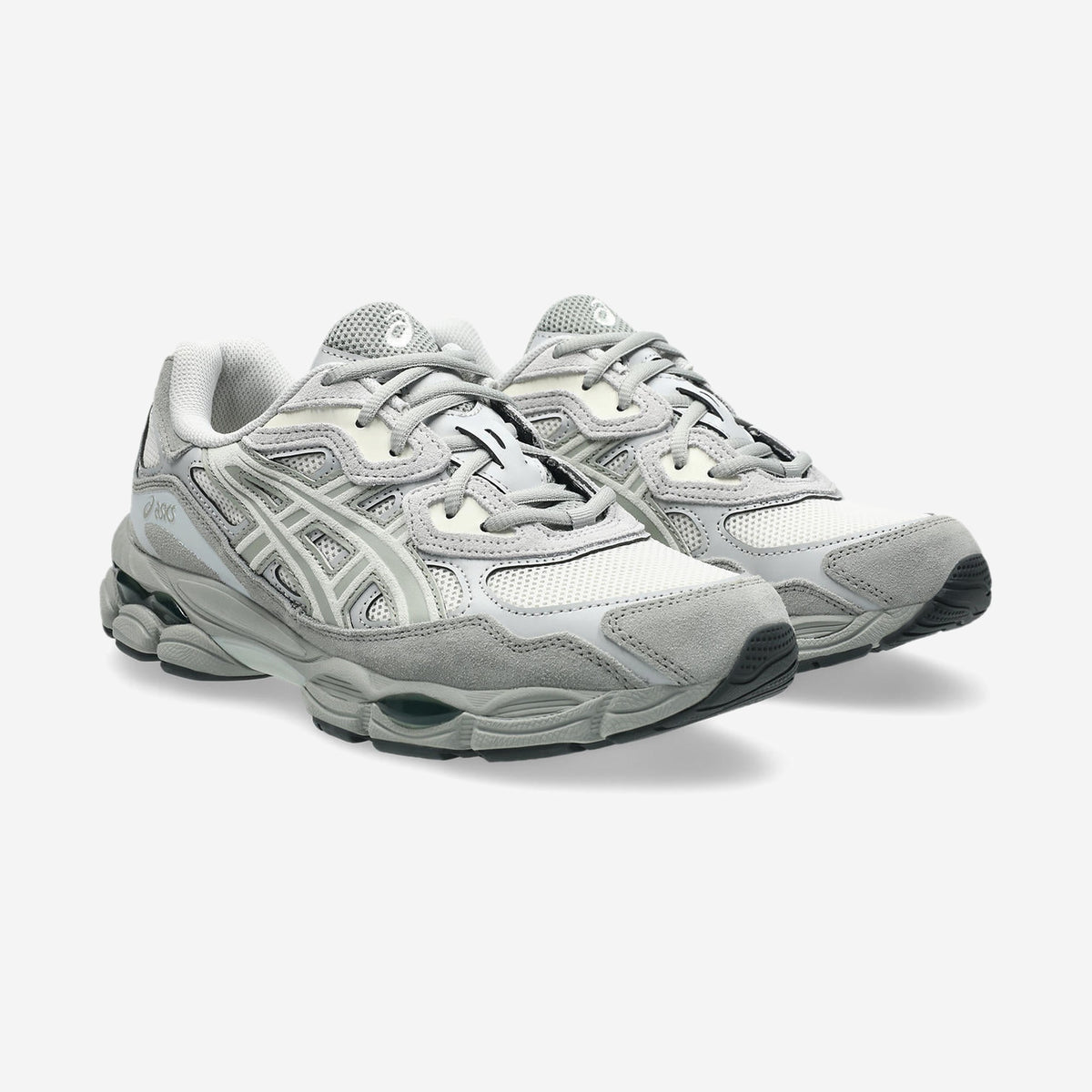 Paire d'Asics GEL-NYC Cream Light Sage vue de trois quarts avant, bandes Asics sauge pâle