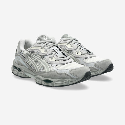 Paire d'Asics GEL-NYC Cream Light Sage vue de trois quarts avant, bandes Asics sauge pâle