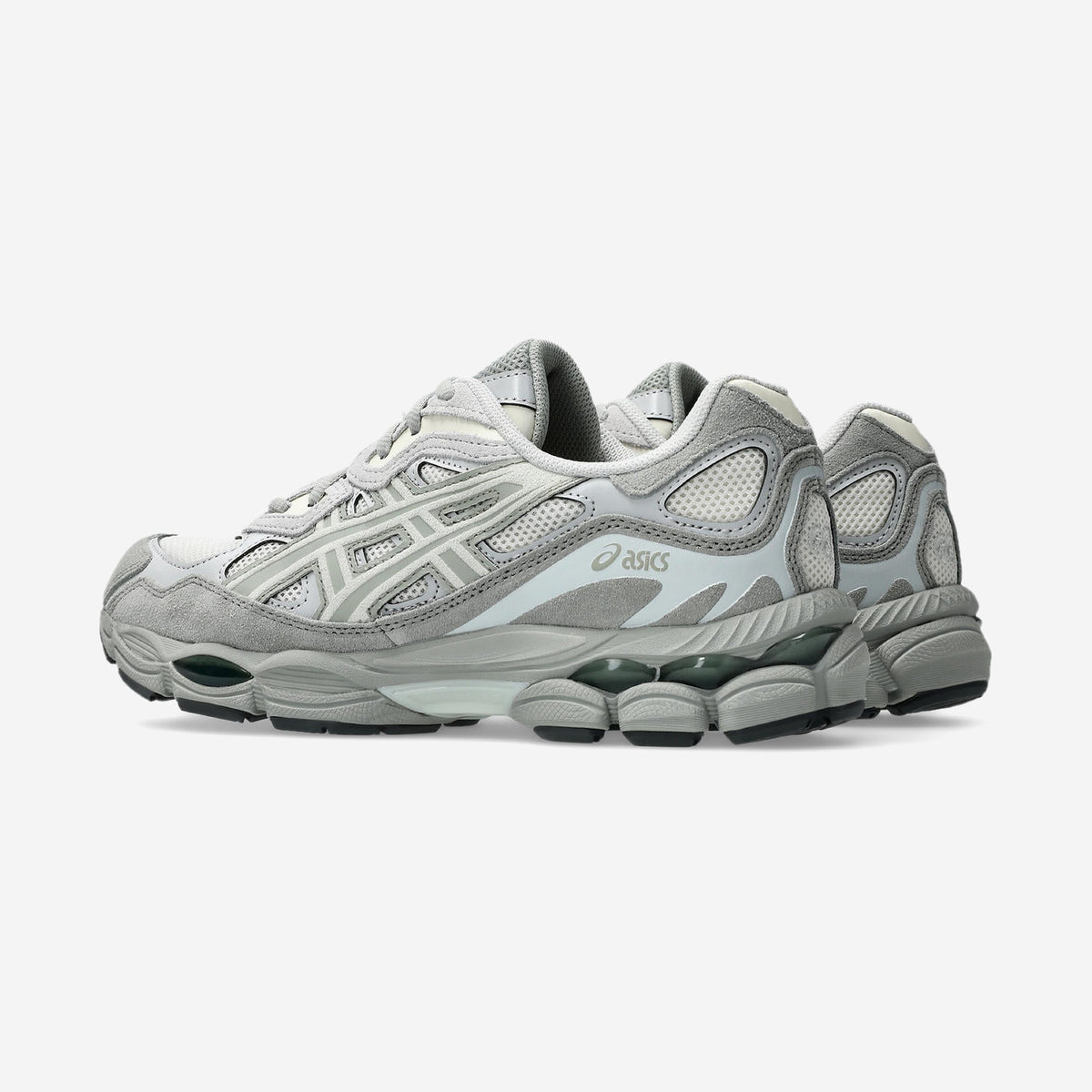 Asics GEL-NYC Cream Light Sage vue de trois quarts arrière, inserts GEL gris-vert apparents