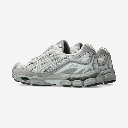 Asics GEL-NYC Cream Light Sage vue de trois quarts arrière, inserts GEL gris-vert apparents