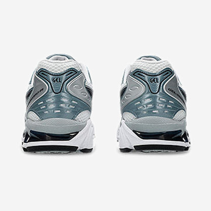 Asics GEL-Kayano 14 White Fjord Grey vue de détail, empiècements gris fjord et accents Pure Silver