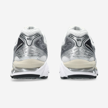 Asics GEL-Kayano 14 White Graphite Grey vue de détail, empiècements gris et reflets Pure Silver