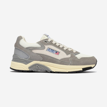 Autry Hyperway SA05, sneaker running rétro chunky en daim gris et mesh crème, chez For The Week à Ajaccio