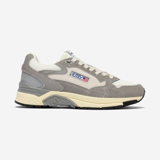 Autry Hyperway SA05, sneaker running rétro chunky en daim gris et mesh crème, chez For The Week à Ajaccio
