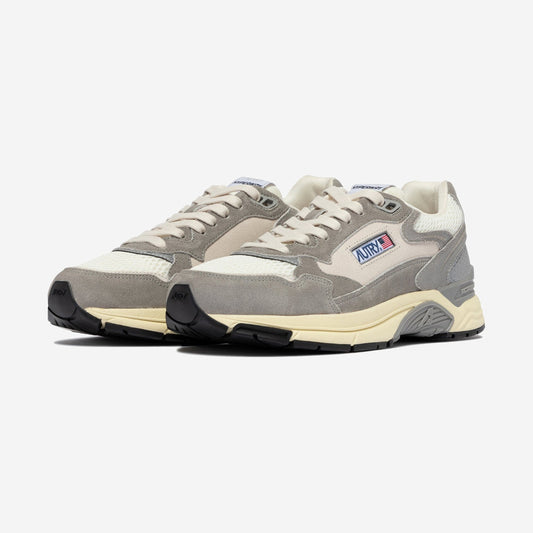 Autry Hyperway SA05 vue de profil, daim gris, mesh blanc cassé et semelle Action Cush crème