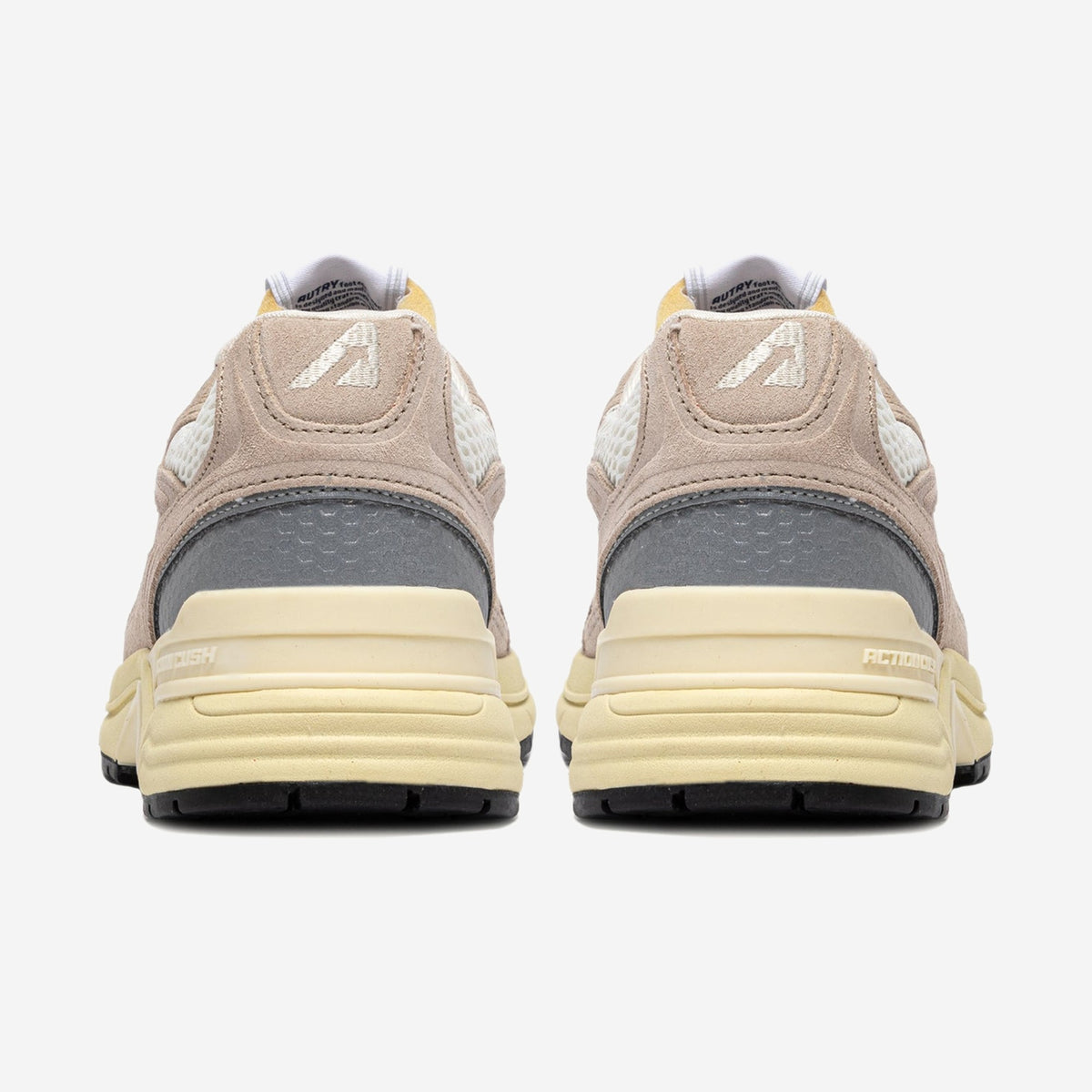 Autry Hyperway UM03 vue de trois-quarts, silhouette running rétro chunky