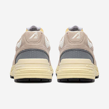 Autry Hyperway UM03 vue de trois-quarts, silhouette running rétro chunky