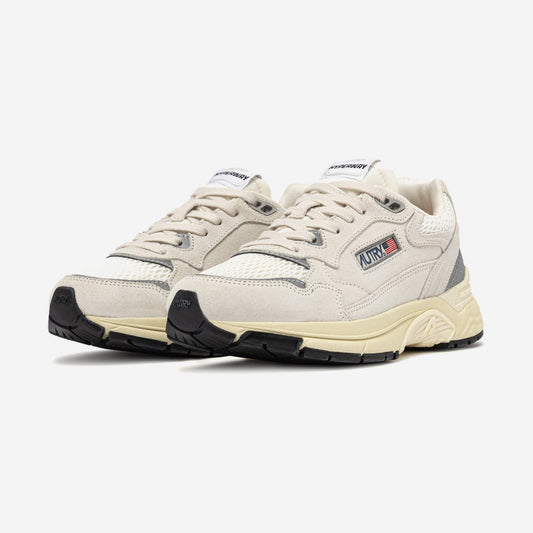 Autry Hyperway UM10 vue de profil, crème et gris clair