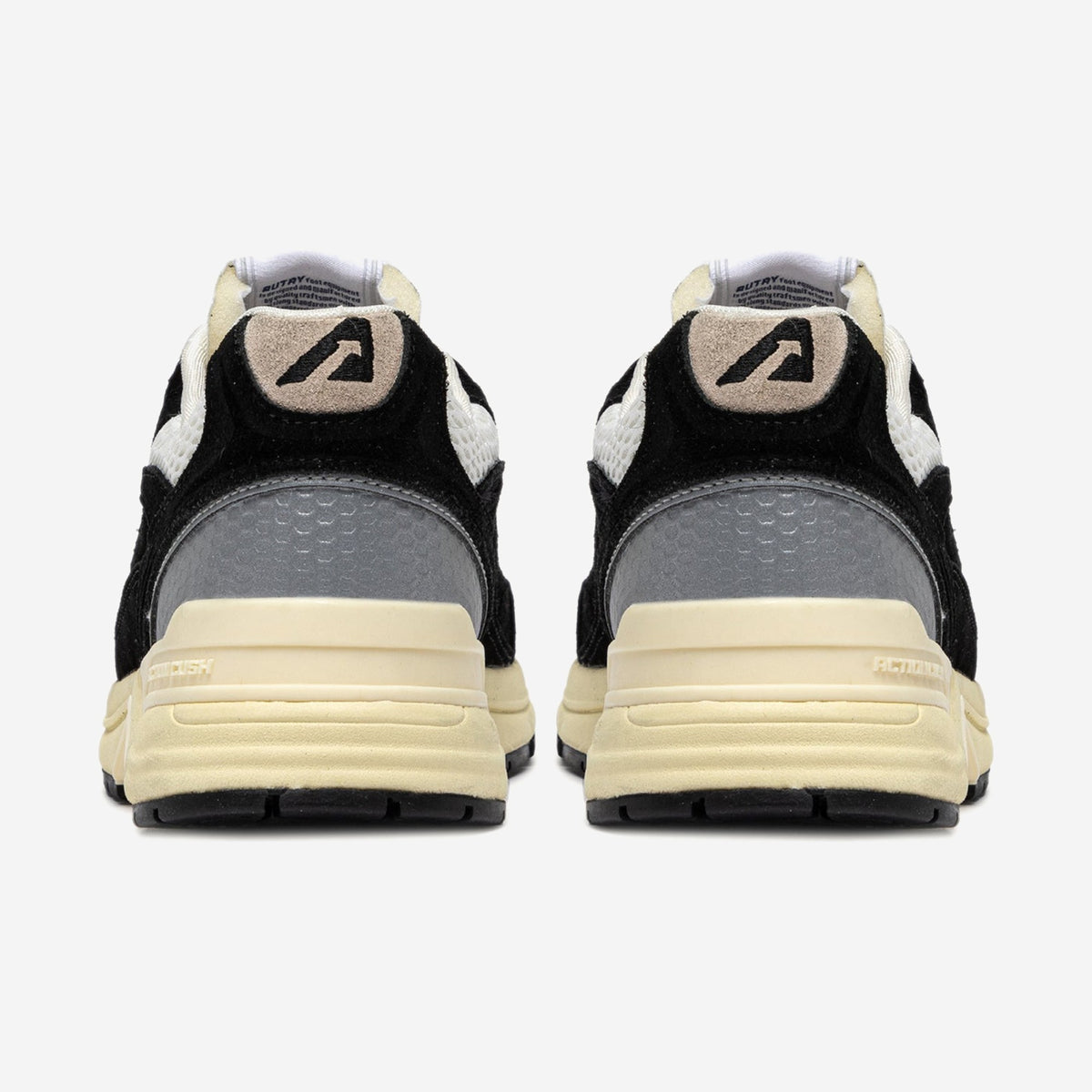 Autry Hyperway UM23 vue de trois-quarts, silhouette chunky running années 80