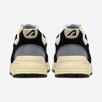 Autry Hyperway UM23 vue de trois-quarts, silhouette chunky running années 80