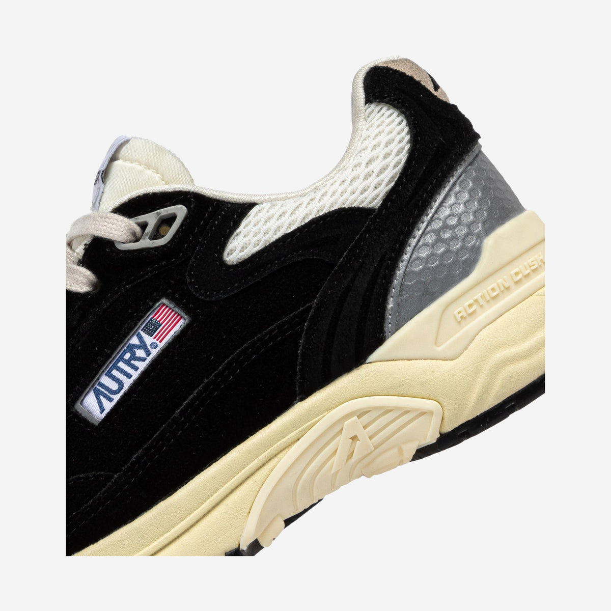 Autry Hyperway UM23 vue de dessus, laçage écru et mesh noir