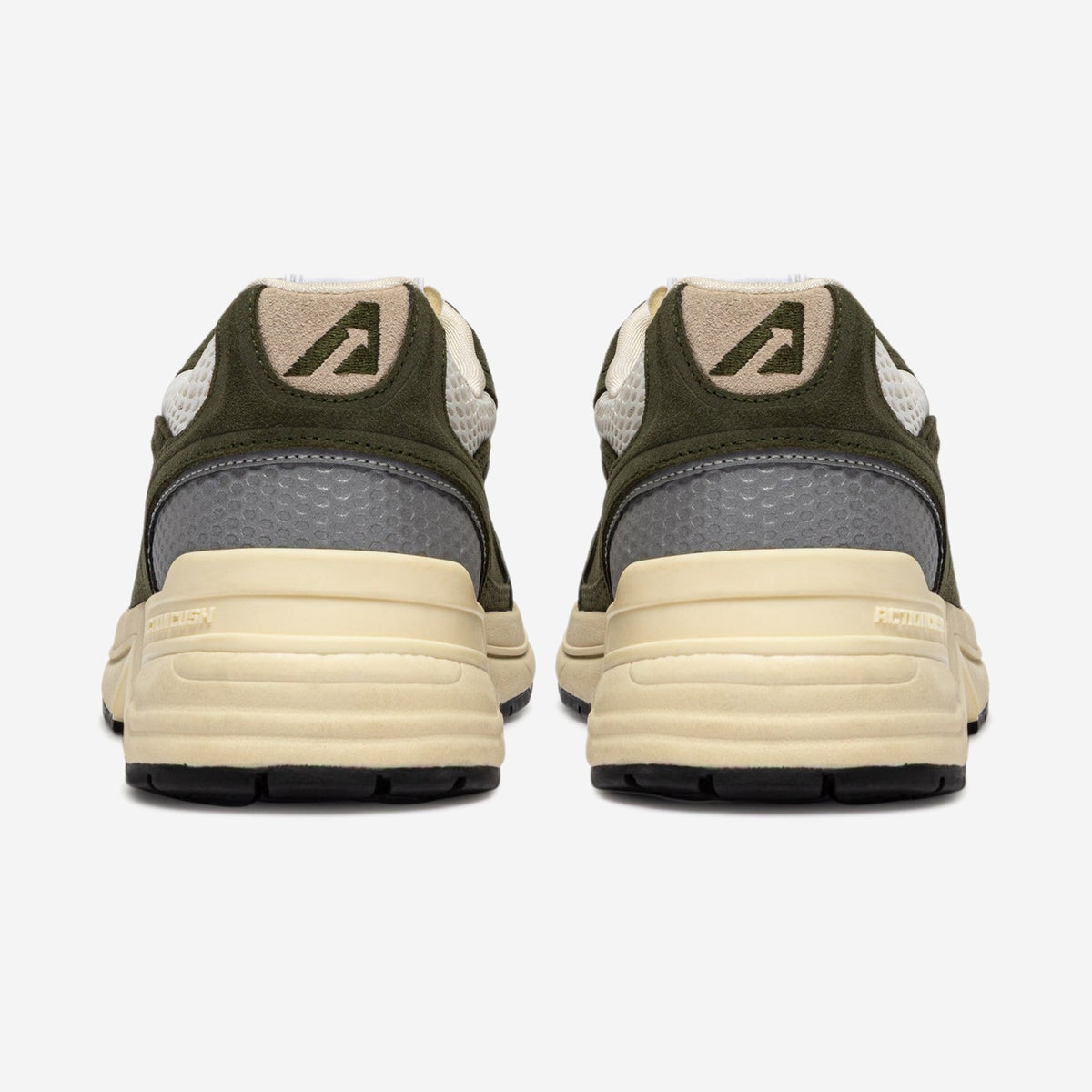 Autry Hyperway UM24 vue de trois-quarts, silhouette running rétro chunky