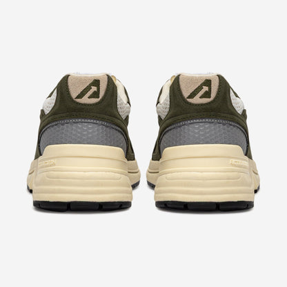 Autry Hyperway UM24 vue de trois-quarts, silhouette running rétro chunky