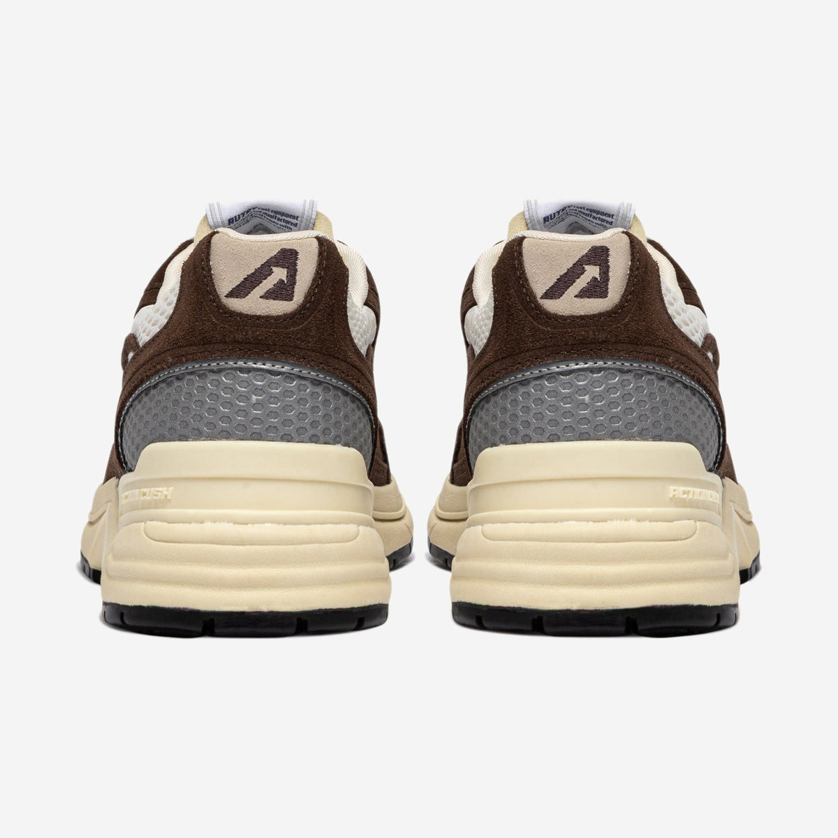 Autry Hyperway UM25 vue de trois-quarts, silhouette running rétro chunky