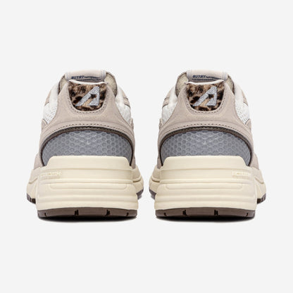 Autry Hyperway WA01 vue de trois-quarts, silhouette running rétro chunky