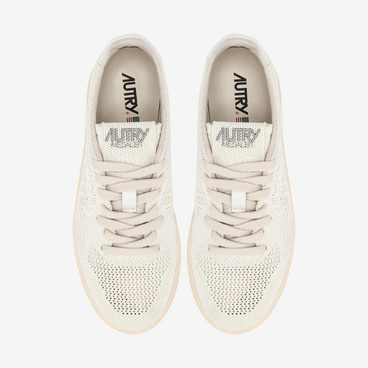Autry Medalist Easeknit KN08 vue de trois-quarts, silhouette sneaker basse rétro en maille