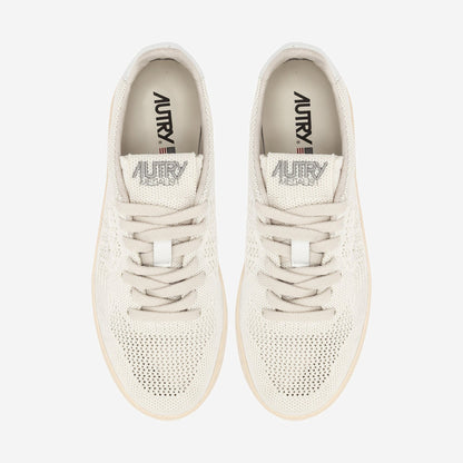 Autry Medalist Easeknit KN08 vue de trois-quarts, silhouette sneaker basse rétro en maille
