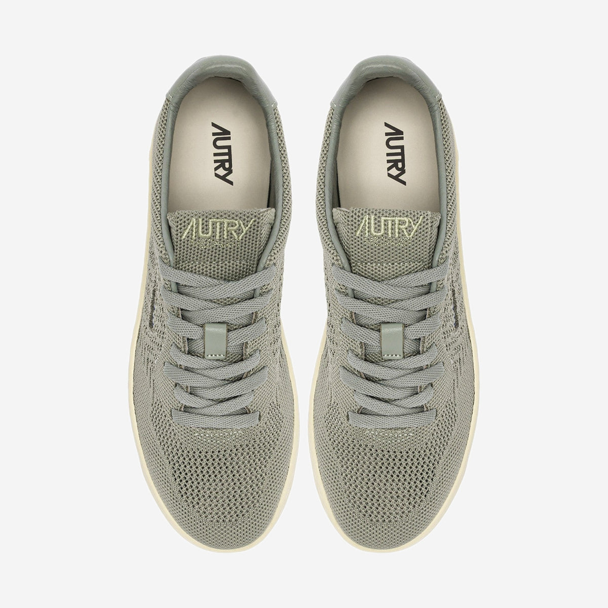 Autry Medalist Easeknit KN24 vue de trois-quarts, silhouette sneaker basse rétro en maille