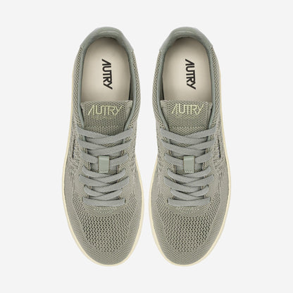 Autry Medalist Easeknit KN24 vue de trois-quarts, silhouette sneaker basse rétro en maille