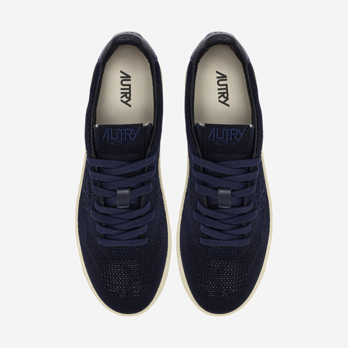 Autry Medalist Easeknit KN25 vue de trois-quarts, silhouette sneaker basse rétro en maille