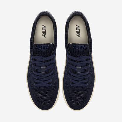 Autry Medalist Easeknit KN25 vue de trois-quarts, silhouette sneaker basse rétro en maille