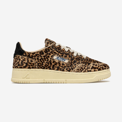 Autry Medalist JA04, sneaker basse rétro en léopard poil ras et talon noir, chez For The Week à Ajaccio