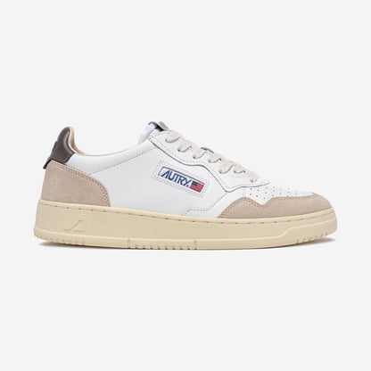 Autry Medalist LS01, sneaker basse rétro en blanc et talon taupe, chez For The Week à Ajaccio