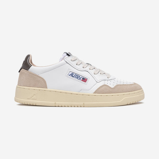 Autry Medalist LS01, sneaker basse rétro en blanc et talon taupe, chez For The Week à Ajaccio