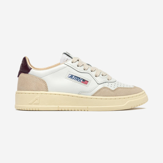 Autry Medalist LS18, sneaker basse rétro en blanc et talon bordeaux, chez For The Week à Ajaccio