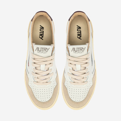 Autry Medalist LS18 vue de trois-quarts, silhouette sneaker basse rétro