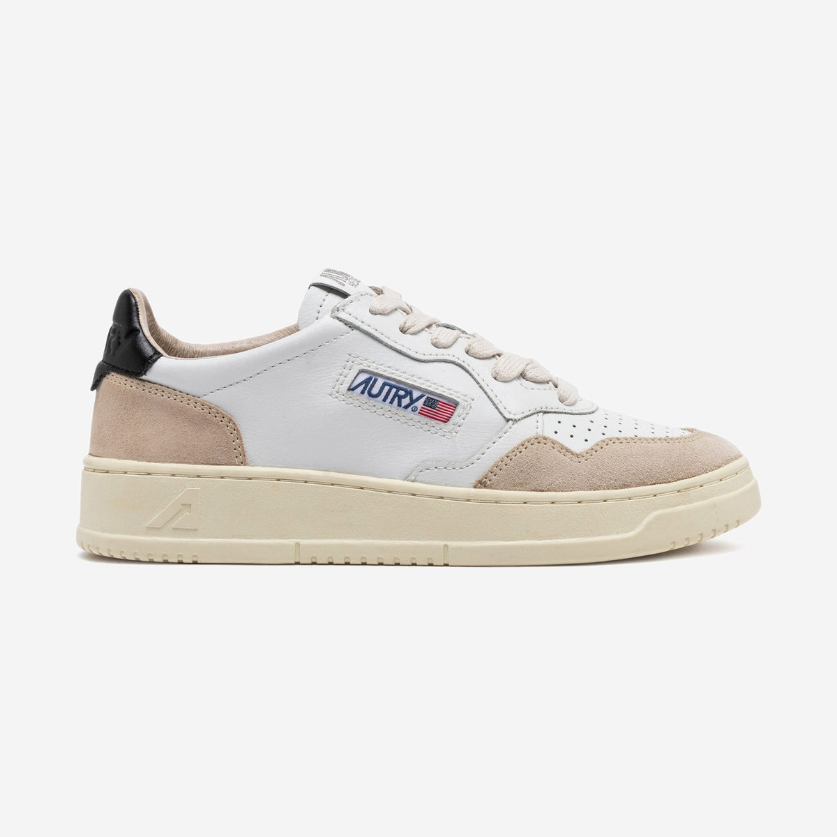Autry Medalist LS21, sneaker basse rétro en blanc, talon noir et bout taupe, chez For The Week à Ajaccio