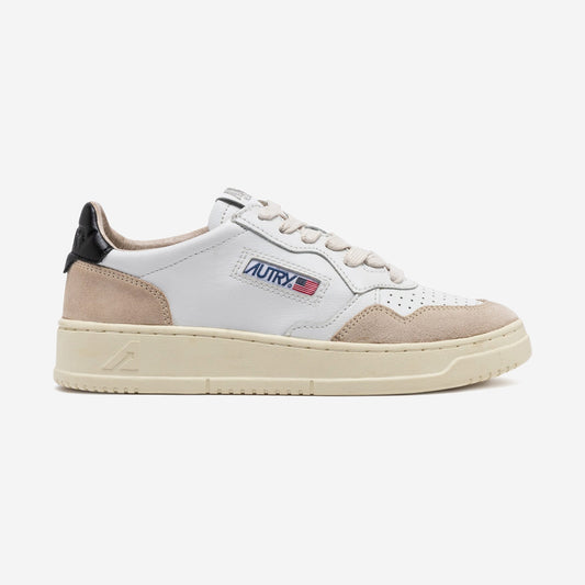 Autry Medalist LS21, sneaker basse rétro en blanc, talon noir et bout taupe, chez For The Week à Ajaccio