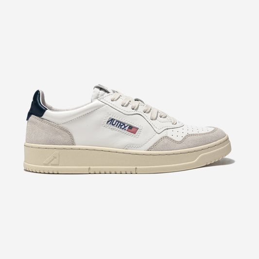 Autry Medalist LS28, sneaker basse rétro en blanc et talon bleu marine, chez For The Week à Ajaccio
